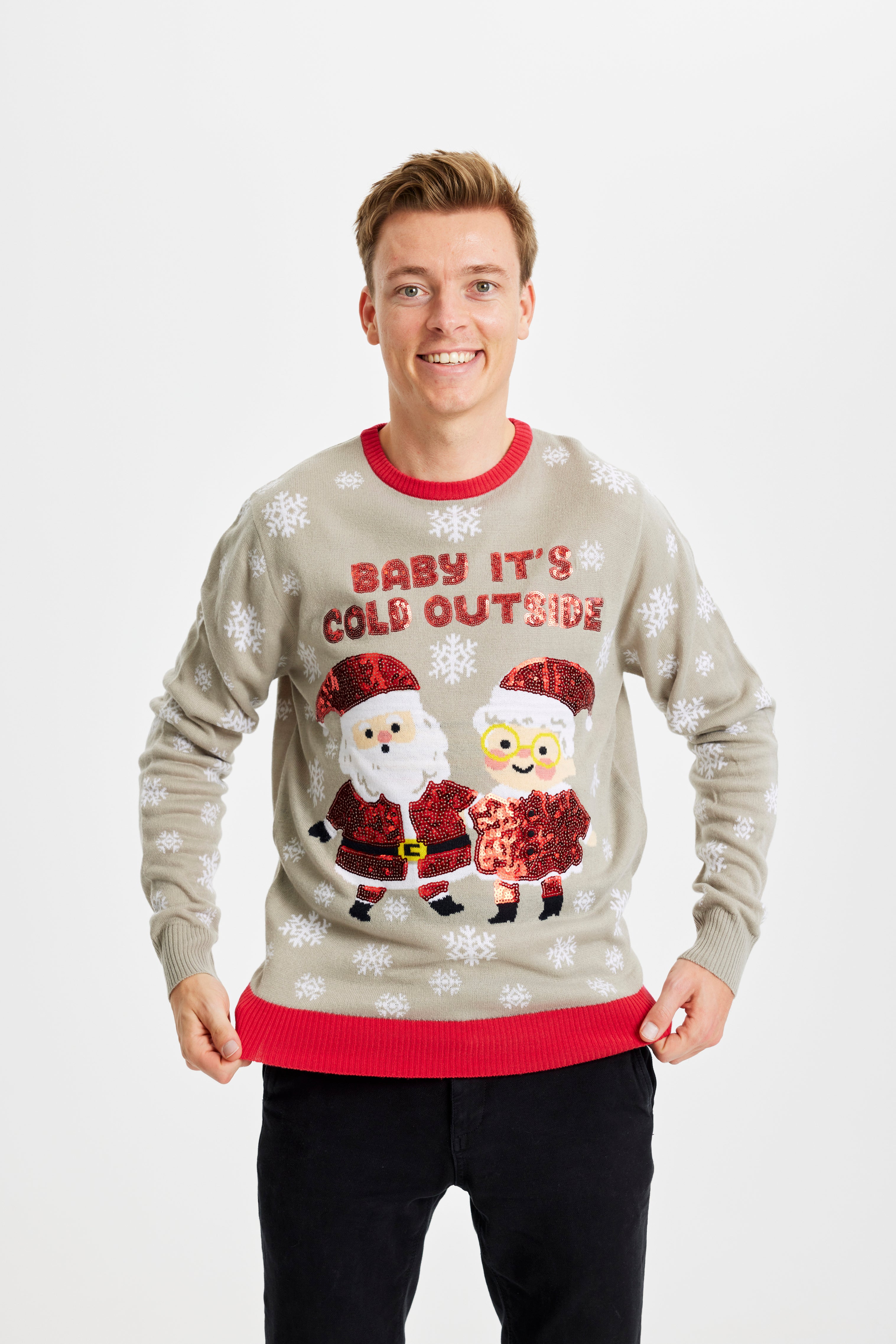 En smilende mand med en julesweater med to funklende nisser.